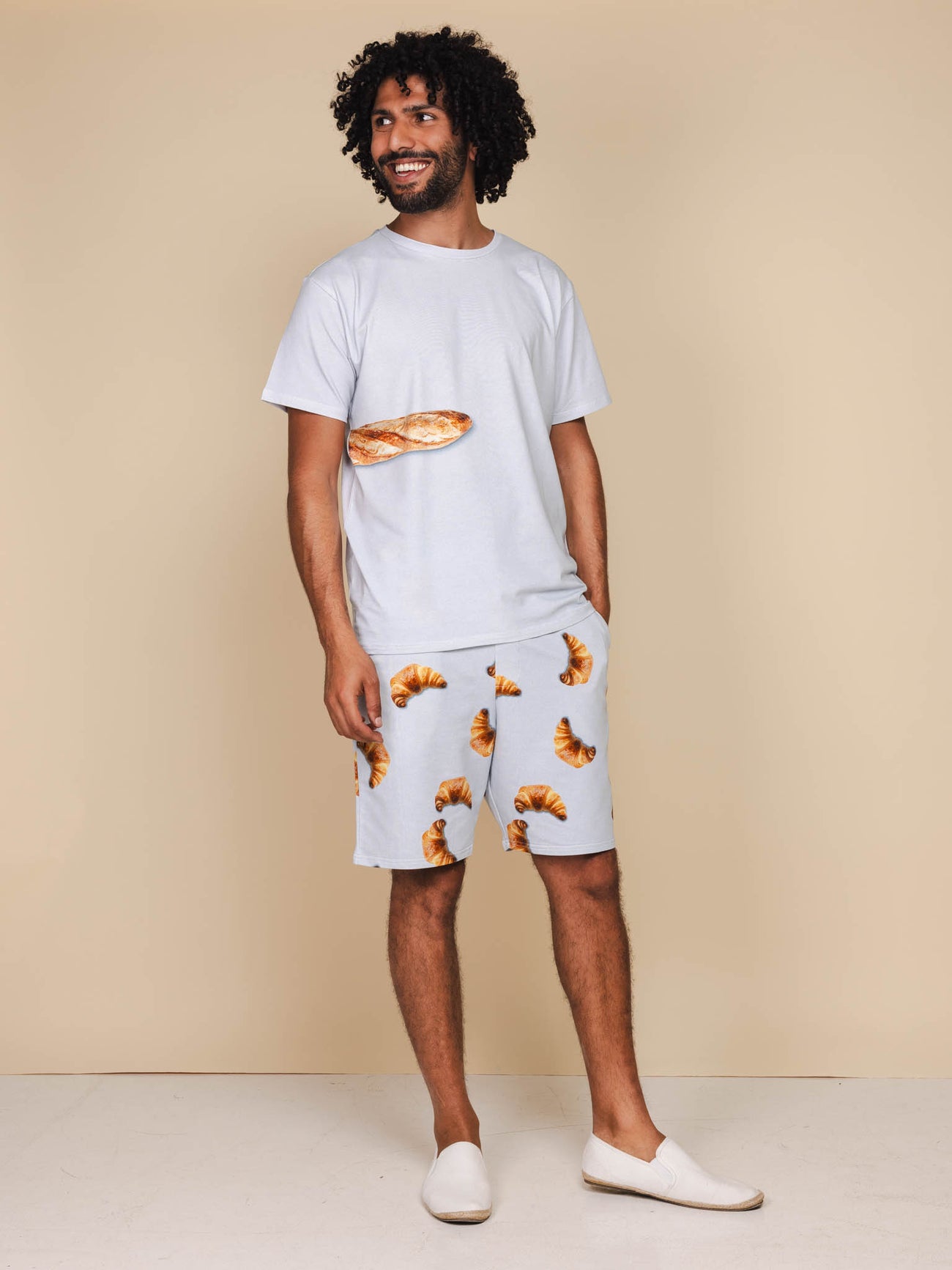 SNURK Baguette T-shirt Unisex model met stokbroodje en croissant shorts