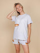 SNURK Baguette T-shirt Unisex model met stokbroodje op een lichte achtergrond