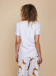 Achterkant van de SNURK Baguette V-Neck T-shirt Dames, gedragen met comfortabele kleding.
