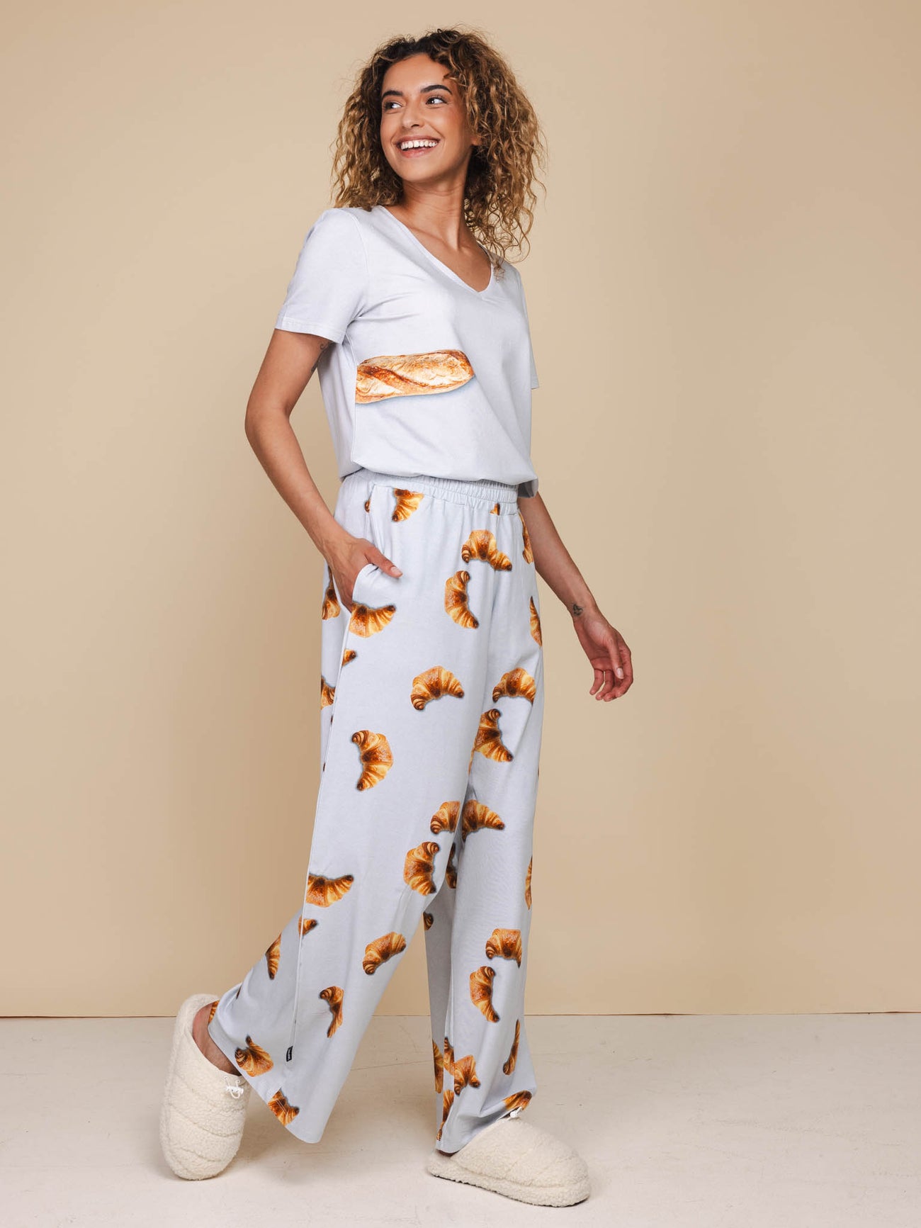 SNURK Baguette V-Neck T-shirt Dames afgestyled met comfortabele broek en pantoffels voor een relaxte look.