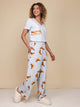 SNURK Baguette V-Neck T-shirt Dames afgestyled met comfortabele broek en pantoffels voor een relaxte look.