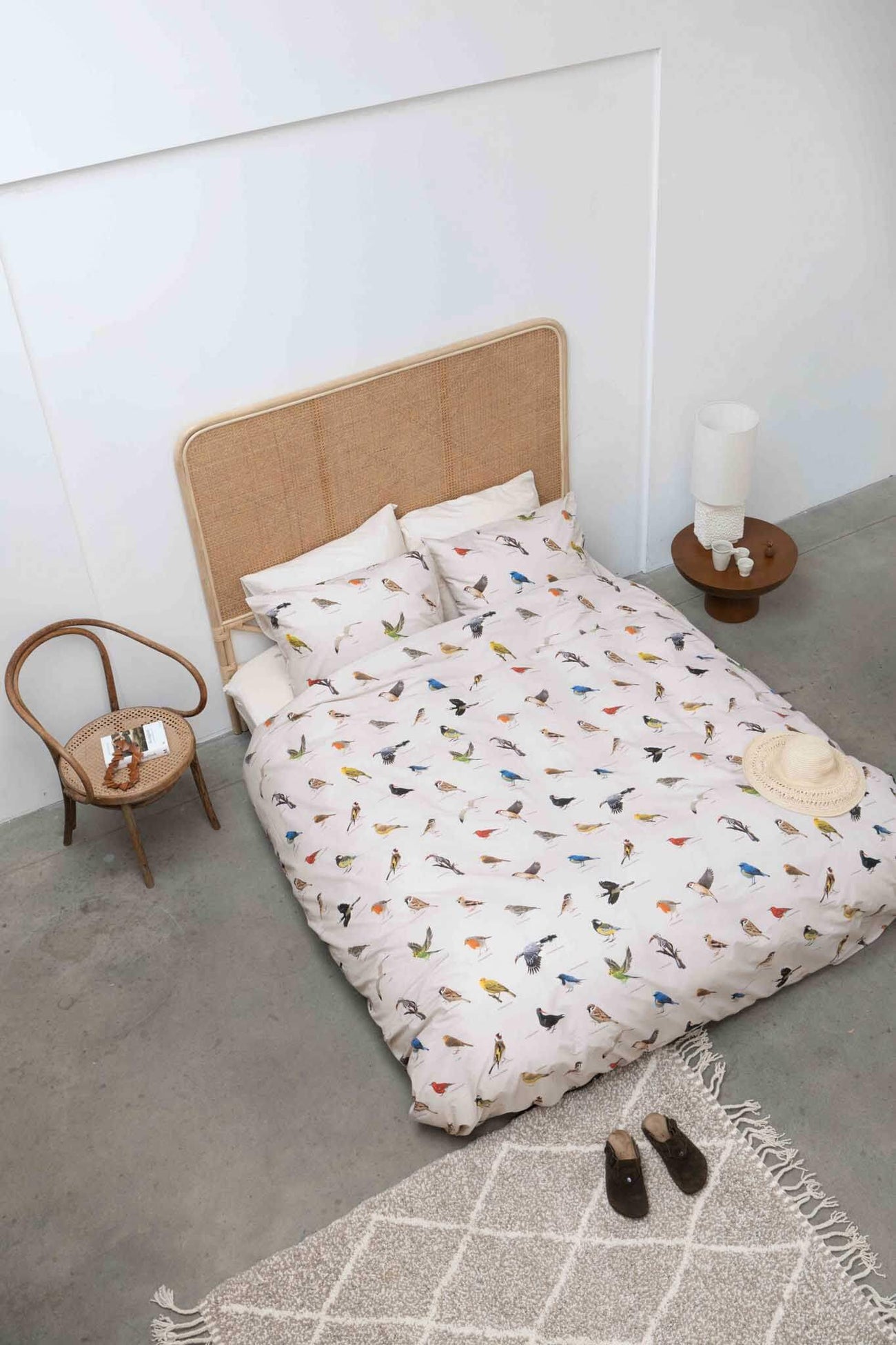 SNURK Bird Watching dekbedovertrek op bed met kleurrijke vogels in rustige slaapkamer.