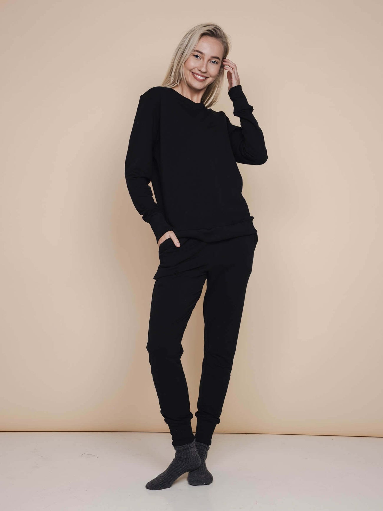 SNURK Black Broek Regular Unisex, unisex zwarte joggingbroek, comfortabel en casual outfit voor thuis en sport.