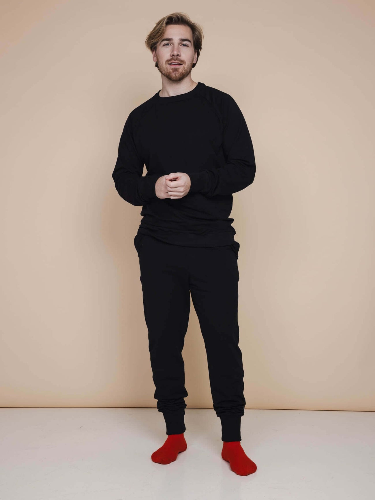 SNURK Black Broek Regular Unisex, unisex zwarte joggingbroek met rode sokken, casual stijl, comfortabele pasvorm.