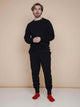 SNURK Black Broek Regular Unisex, unisex zwarte joggingbroek met rode sokken, casual stijl, comfortabele pasvorm.