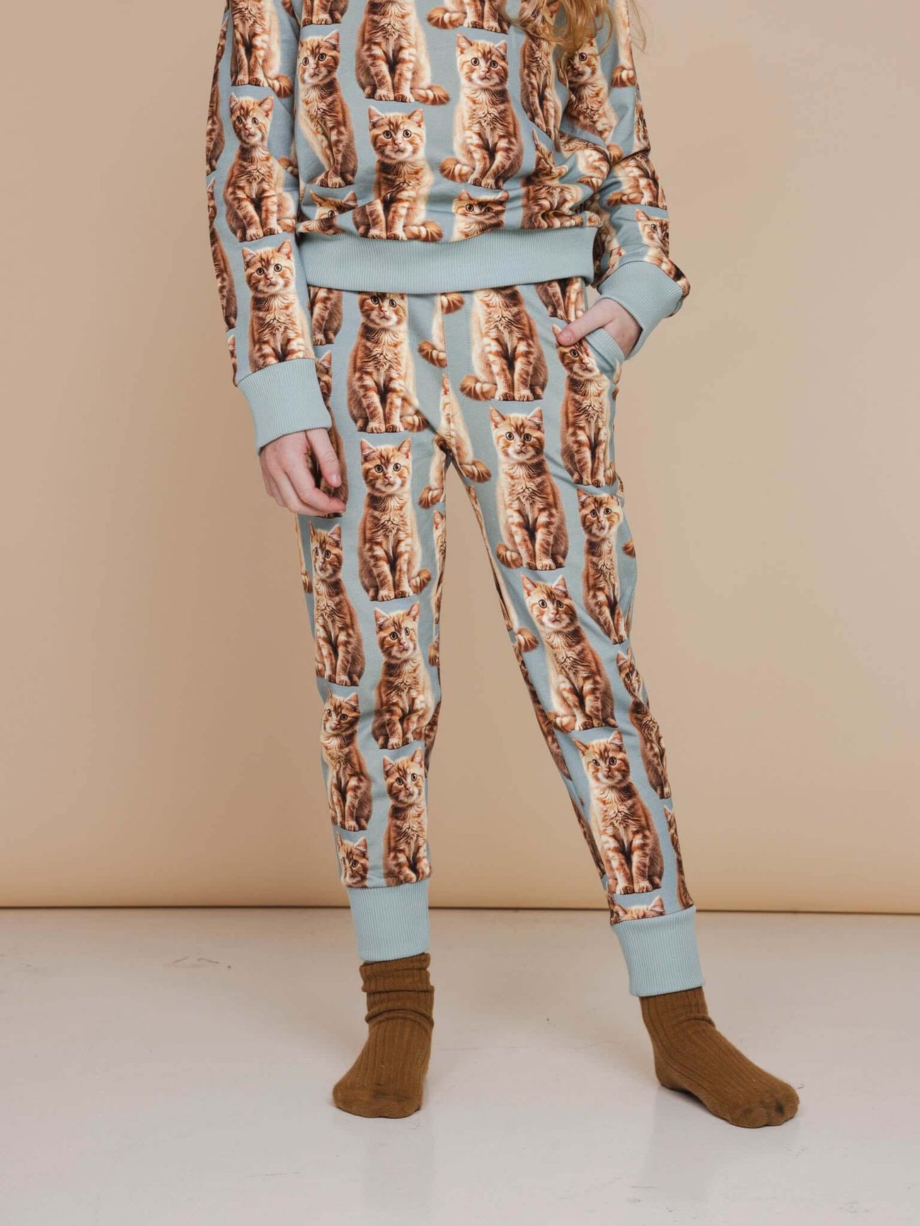 SNURK Bowie Broek Kids met schattige kattenprint, ideaal voor spelen en slapen in zachte biologische katoen.