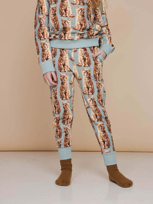 SNURK Bowie Broek Kids met schattige kattenprint, ideaal voor spelen en slapen in zachte biologische katoen.