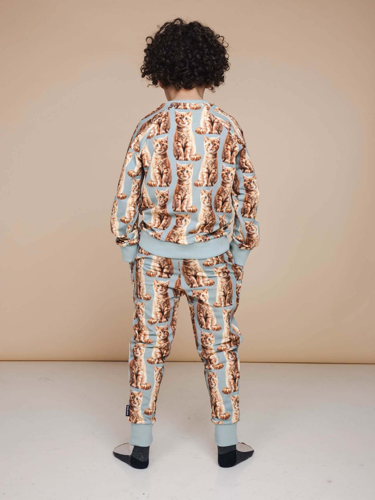 SNURK Bowie Broek Kids met schattige kattenprint voor kinderen, perfect om in te spelen of te slapen.