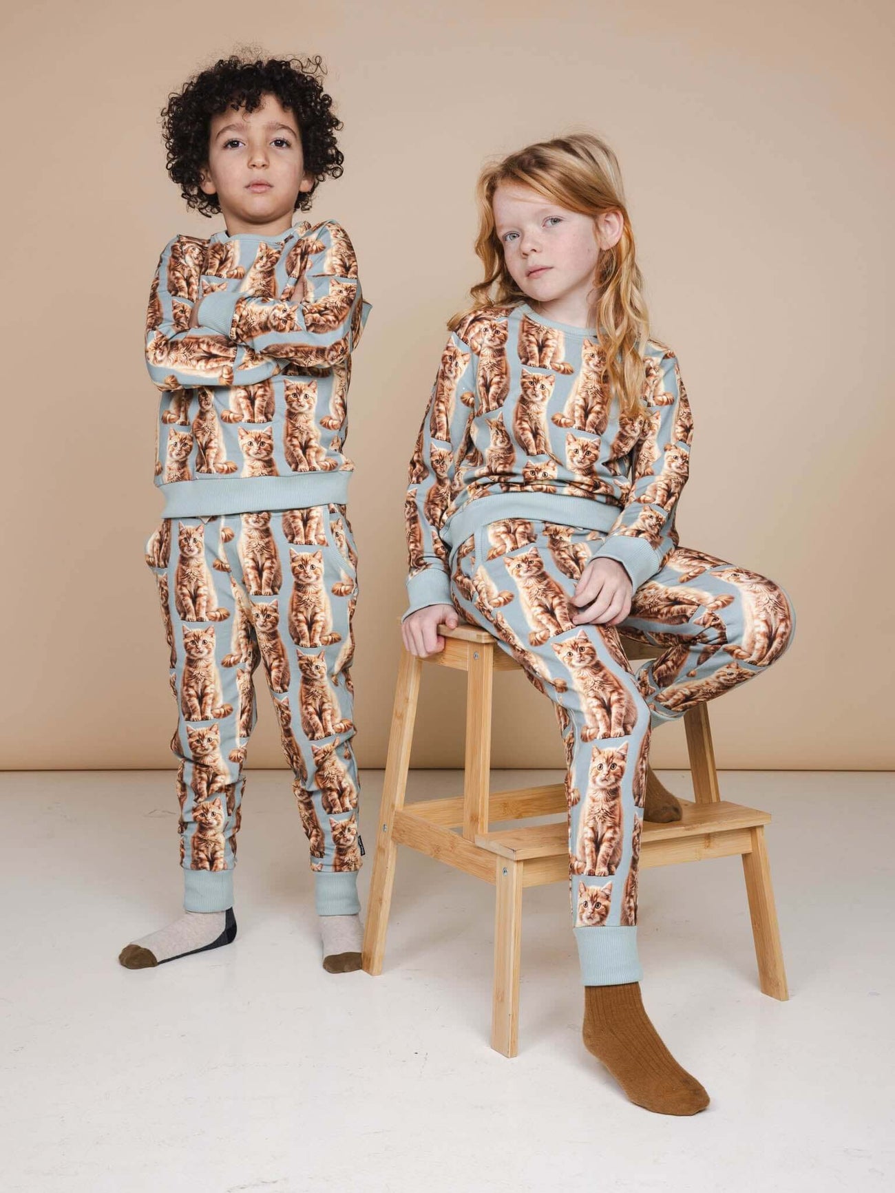 SNURK Bowie Broek Kids in zachte stoffen, kids pyjama met kattenprint, comfortabel voor spelen en slapen.