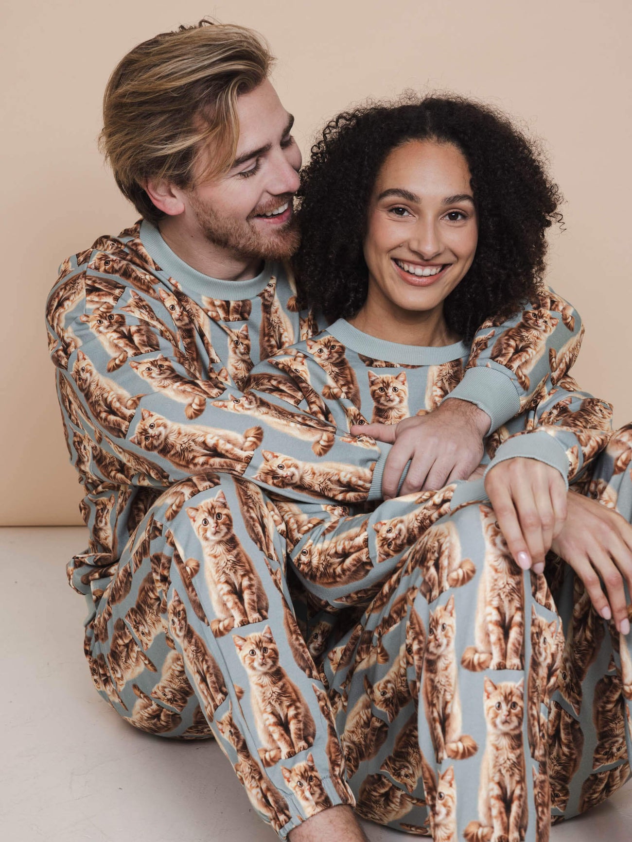 Modelen dragen SNURK Bowie Broek Regular Unisex met kattenprint, geschikt voor dames en heren, zacht en comfortabel.