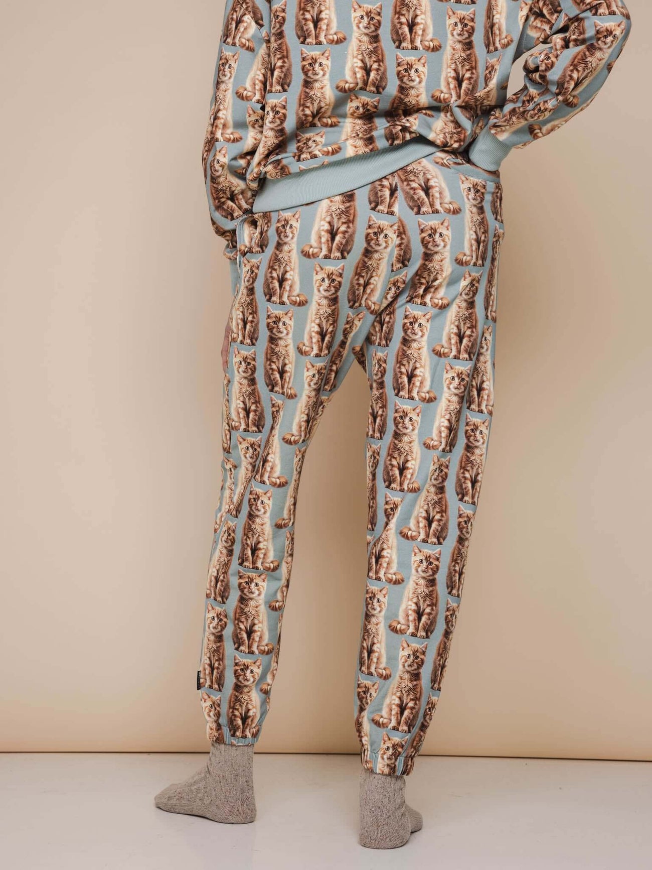 SNURK Bowie Broek Relaxed Unisex met kattenprint, comfortabele joggingbroek voor dames en heren.