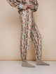 SNURK Bowie Broek Relaxed Unisex in kattenprint, ideaal voor dames en heren, gemaakt van biologische katoen.