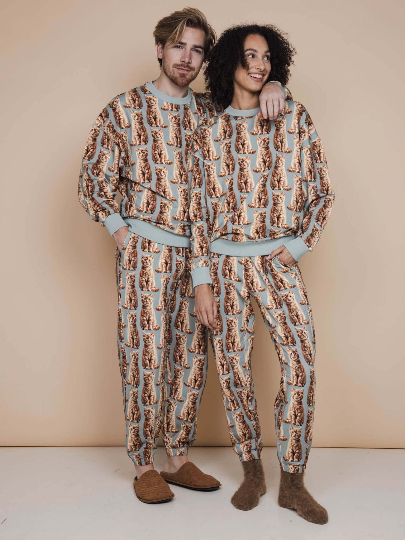 SNURK Bowie Broek Relaxed Unisex in een trendy kattendesign, geschikt voor dames en heren, relaxte regular fit.