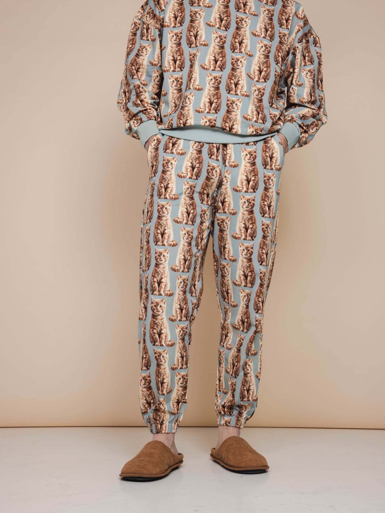SNURK Bowie Broek Relaxed Unisex met kattenprint, comfortabel en stijlvol, voor dames en heren.