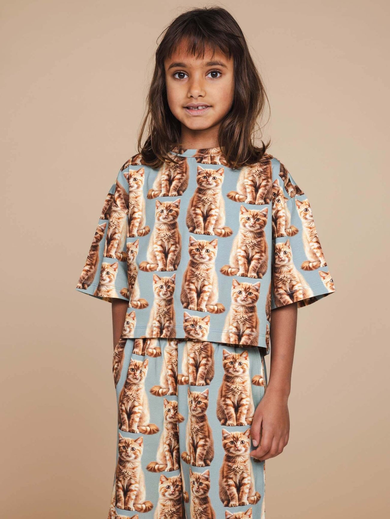 Snurk Bowie Cropped T-Shirt Kids: leuk cropped shirt met kattenprint voor kinderen, perfect voor speel- of bedtijd.