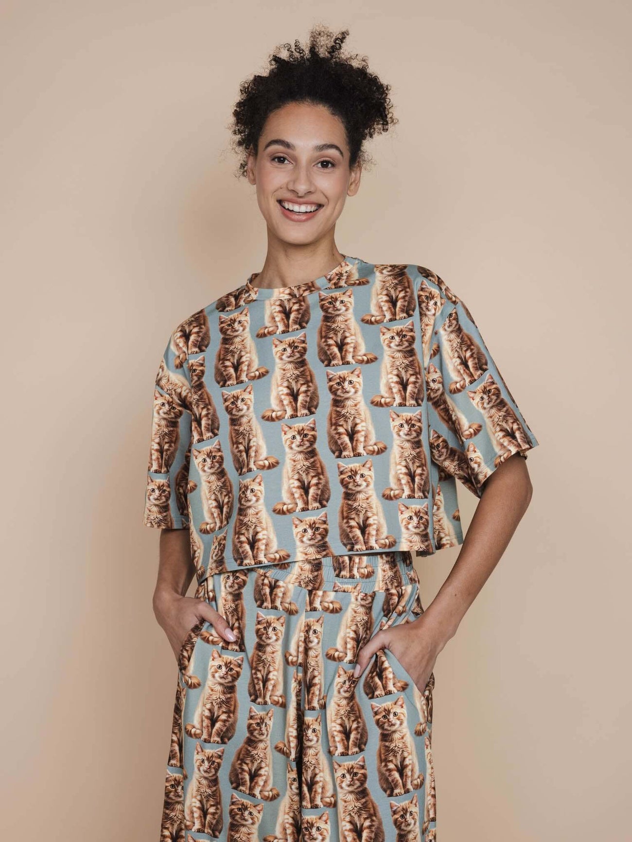 SNURK Bowie Cropped T-shirt Dames met kattenprint, ideaal voor relax- of slaapoutfit.