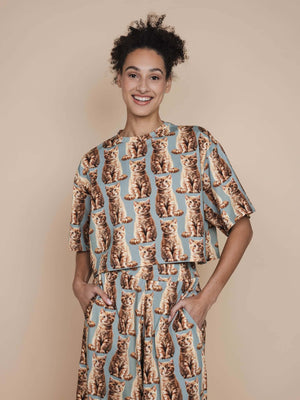 SNURK Bowie Cropped T-shirt Dames met kattenprint, ideaal voor relax- of slaapoutfit.