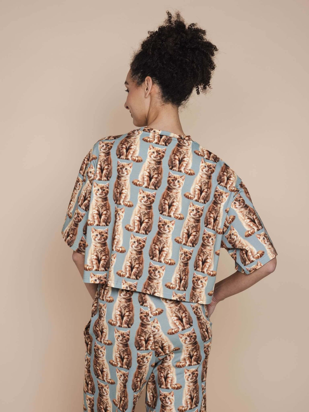 SNURK Bowie Cropped T-shirt Dames met all-over kattenprint, ideaal voor relax- of slaapoutfit.
