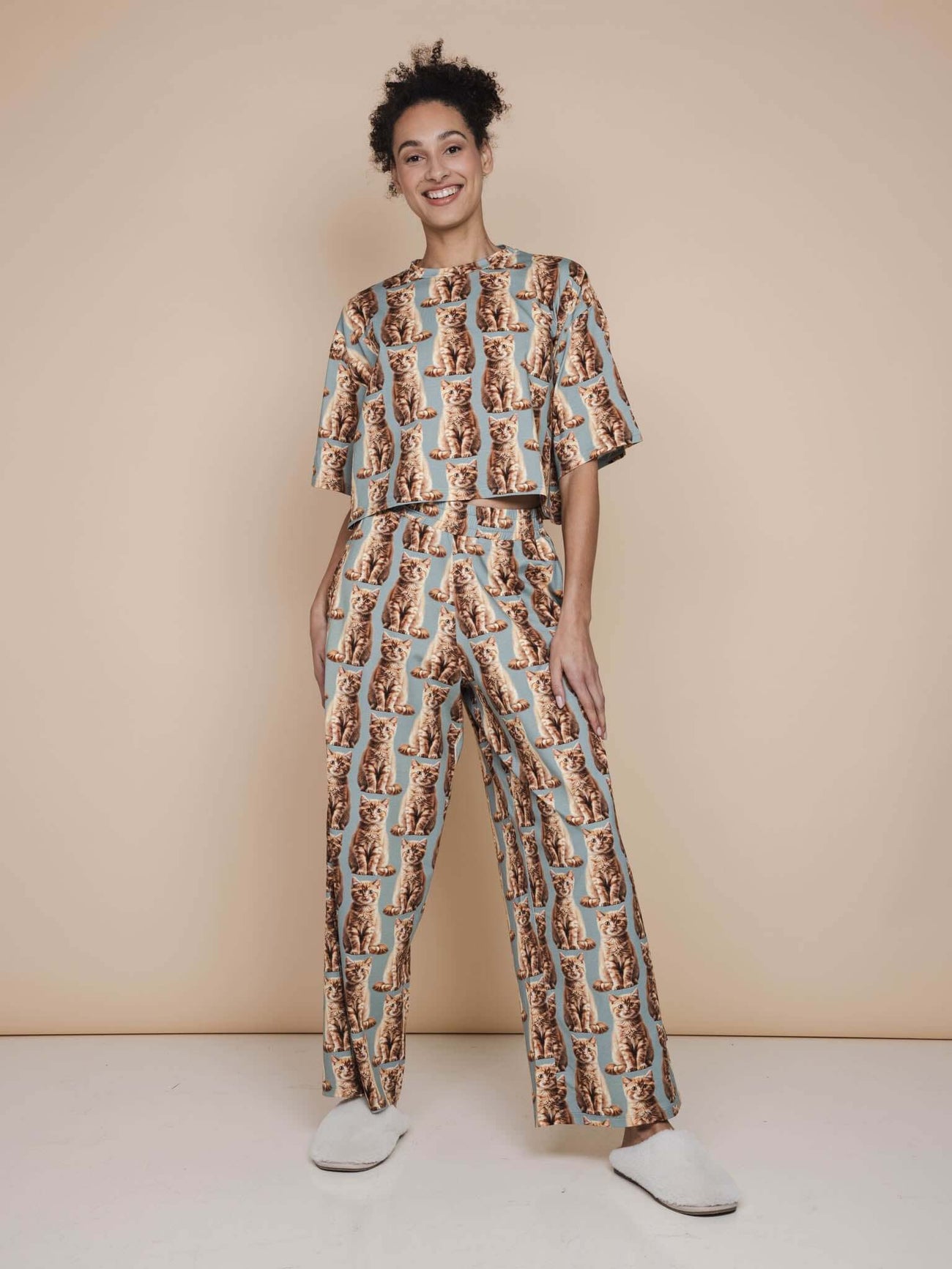 SNURK Bowie Cropped T-shirt Dames in vrolijke kattenprint, perfect voor relax- of slaapoutfit.