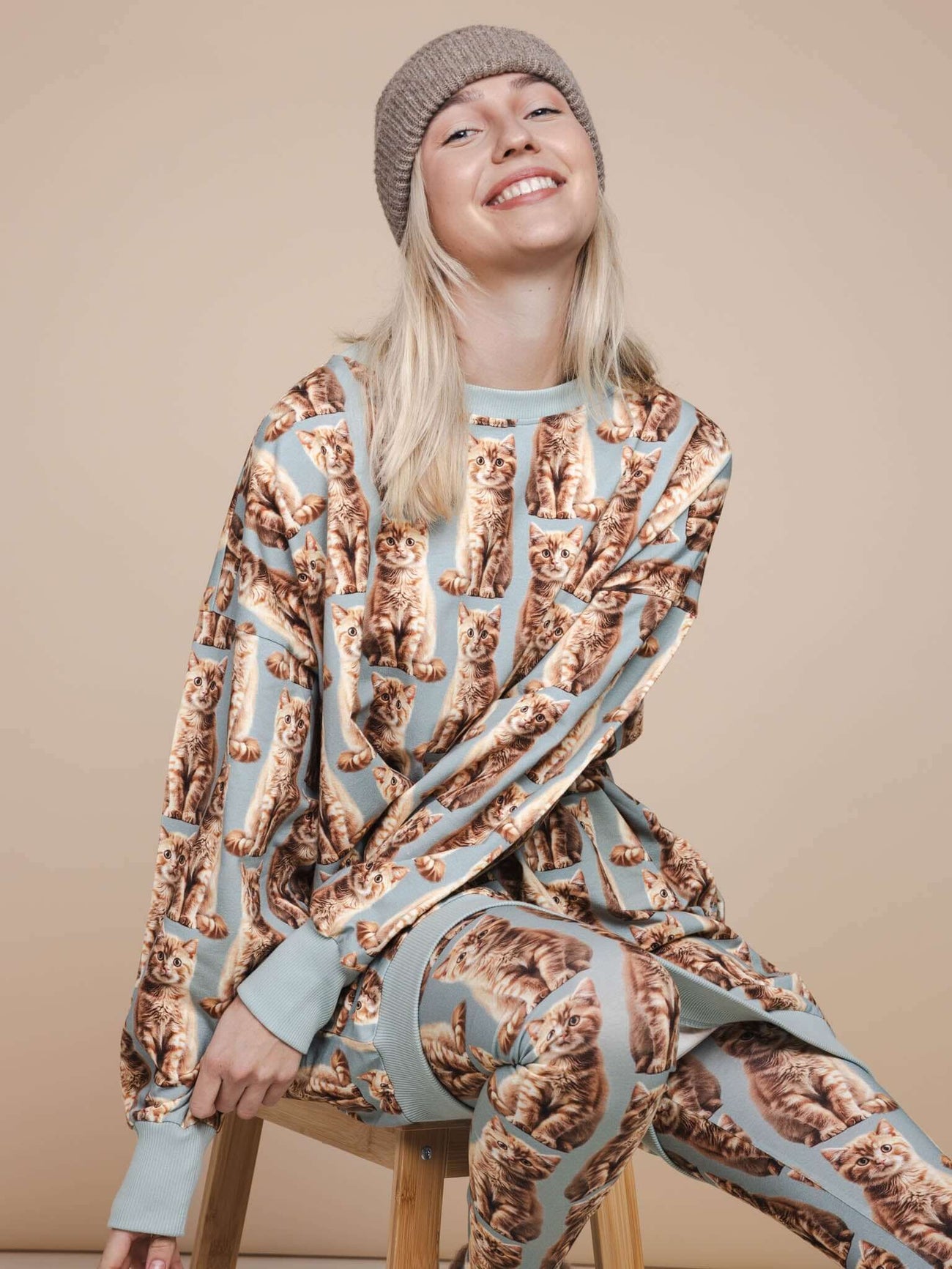 Vrolijke vrouw in SNURK Bowie Legging Dames met kattenprint, comfortabele outfit voor elke gelegenheid.