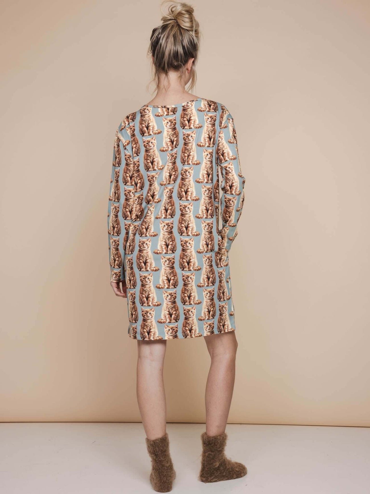 SNURK Bowie Long Sleeve Dress Dames - Achterzijde van het jurkje met kattenprint, ontspannen pasvorm en lange mouwen.
