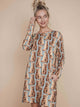 SNURK Bowie Long Sleeve Dress Dames met vrolijke kattenprint en praktische zakken op een model.