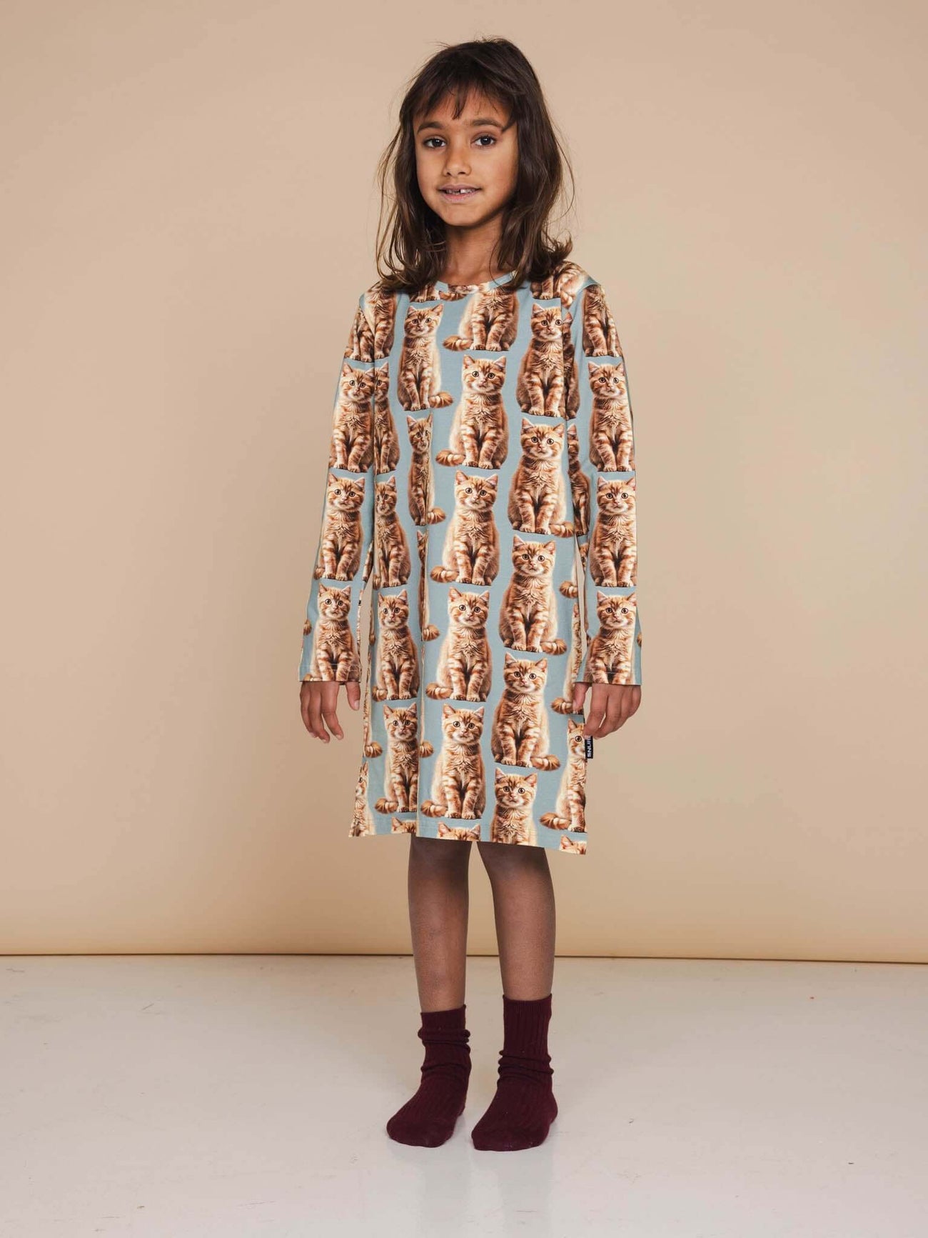 SNURK Bowie Long Sleeve Dress Kids met schattige kattenprint voor kinderen, perfect voor comfortabele pyjama-nachten.