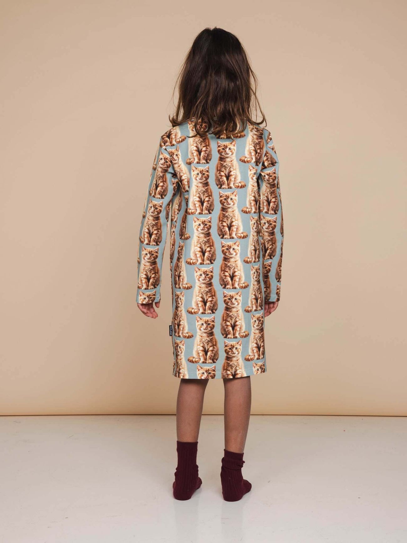 SNURK Bowie Long Sleeve Dress Kids met schattige katten print, ideaal voor kinderen met een relaxed fit.