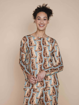 SNURK Bowie Long Sleeve T-shirt Dames met kattenprint, model lachend in casual outfit op neutrale achtergrond.