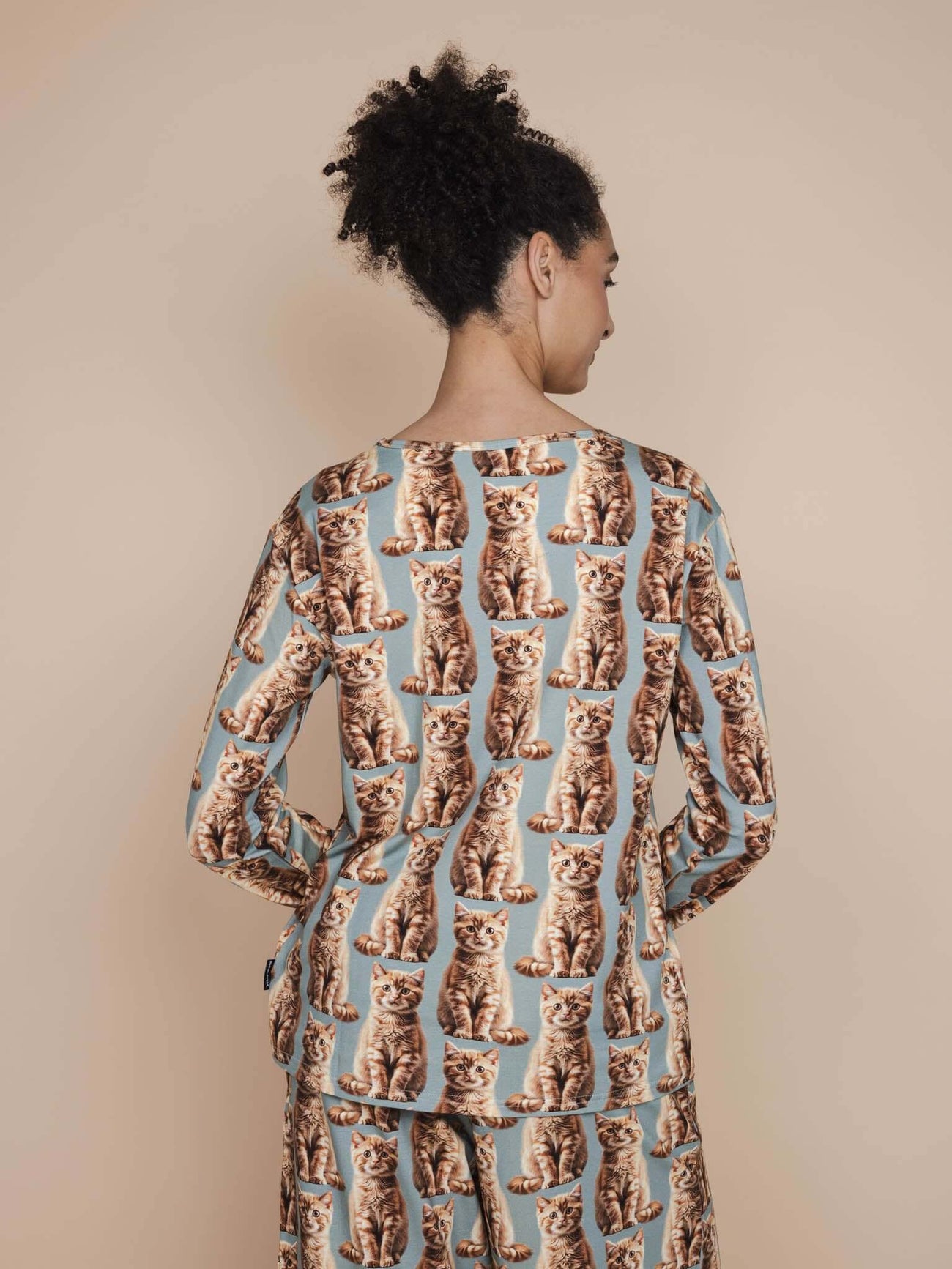 SNURK Bowie Long Sleeve T-shirt Dames met kattenprint, achteraanzicht, casual en comfortabel ontwerp.