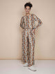 SNURK Bowie Long Sleeve T-shirt Dames, model in kattenprint outfit met lange mouwen in een relaxed fit.