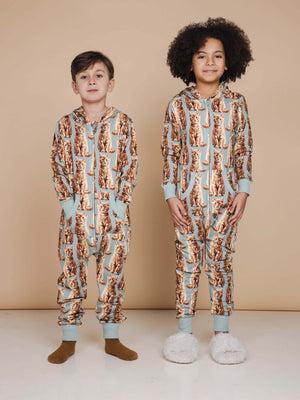 Kinderen in SNURK Bowie Onesie Kids met schattige kattenprint en comfortabele hoody.