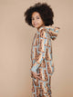 SNURK Bowie Onesie Kids model in kattenprint onesie met capuchon, perfect voor slapen en chillen.