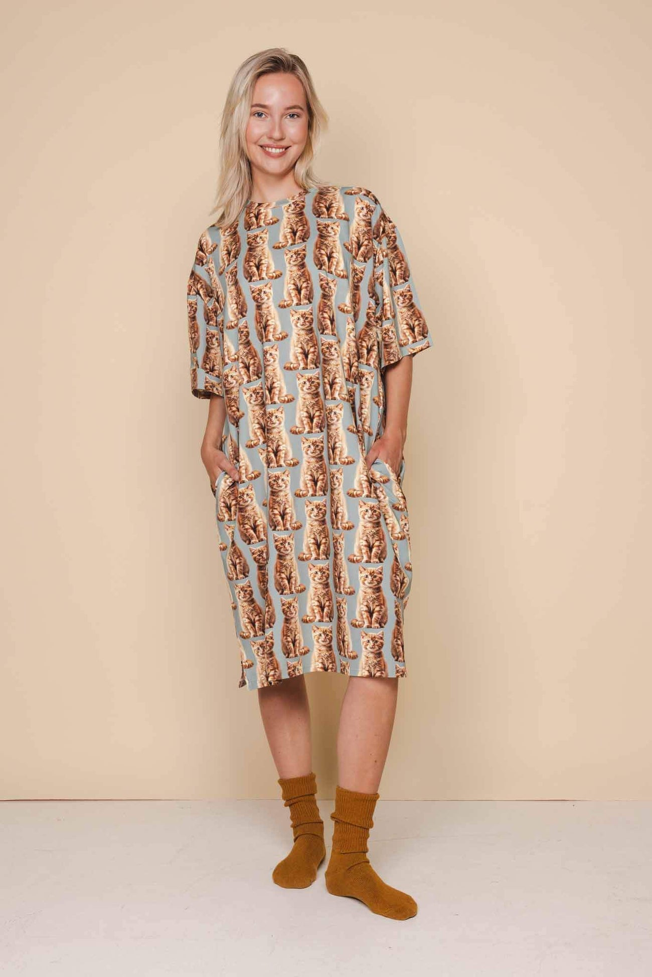 SNURK Bowie Relaxed Tee Dress Dames, comfortabele oversized jurk met kattenprint, geschikt voor dag- en nachtgebruik.