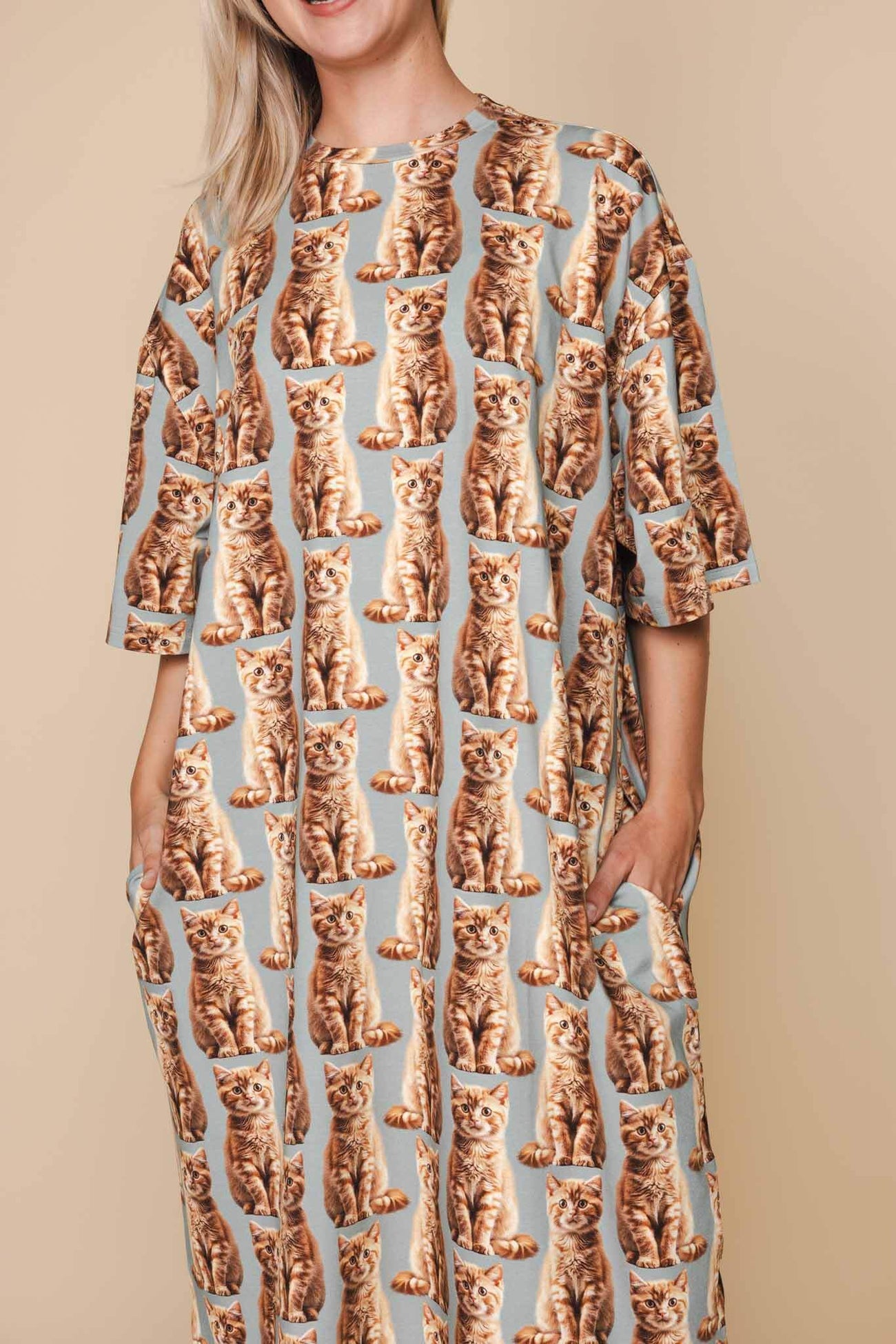 SNURK Bowie Relaxed Tee Dress Dames met katjesprint, comfortabel oversized T-shirt jurk, ideale casual outfit.