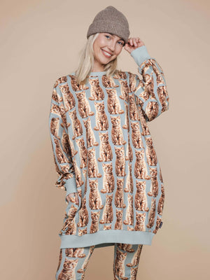 Model in SNURK Bowie Sweater Dress Dames met kattenprint, casual en comfortabel voor dagelijks gebruik.