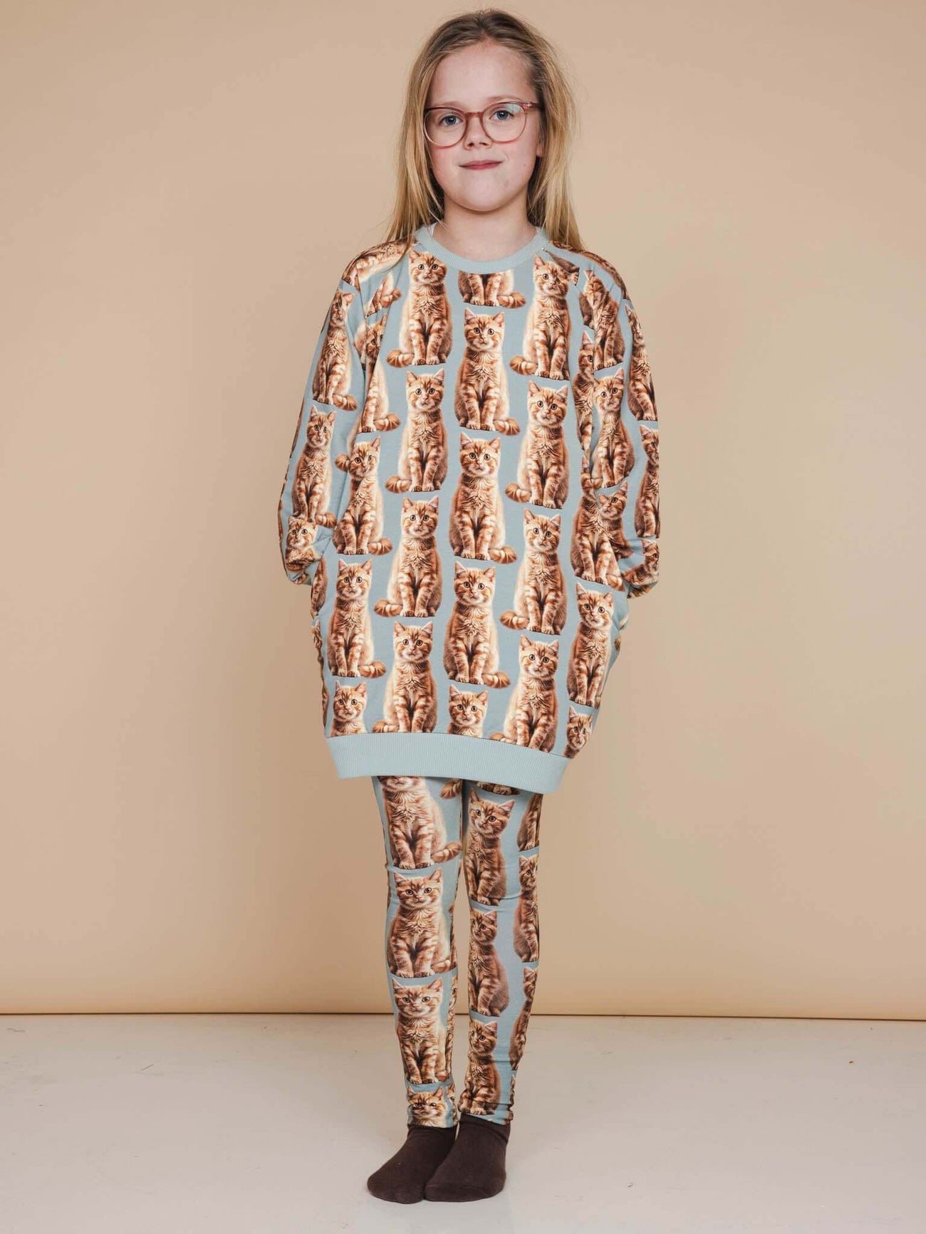 SNURK Bowie Sweater Dress Kids met kattenprint, perfect voor kinderen om in te chillen en te slapen.