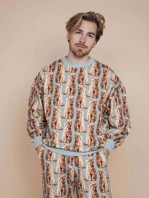 SNURK Bowie Sweater Heren in kattenprint, model draagt een comfortabele sweaterstijl met all-over print.