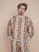 SNURK Bowie Sweater Heren in kattenprint, model draagt een comfortabele sweaterstijl met all-over print.