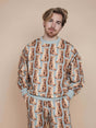 SNURK Bowie Sweater Heren in kattenprint, model draagt een comfortabele sweaterstijl met all-over print.