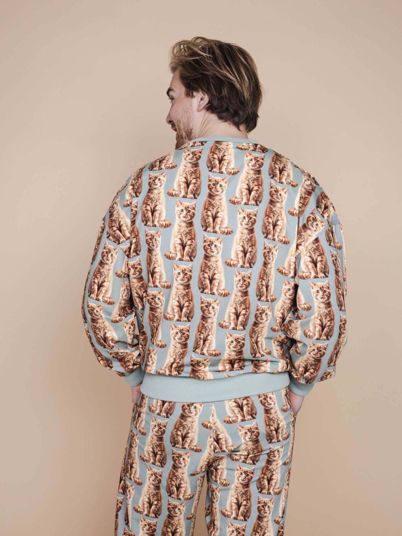 SNURK Bowie Sweater Heren met kattenprint, model gezien van achteren, perfecte pasvorm en comfortabele stijl.