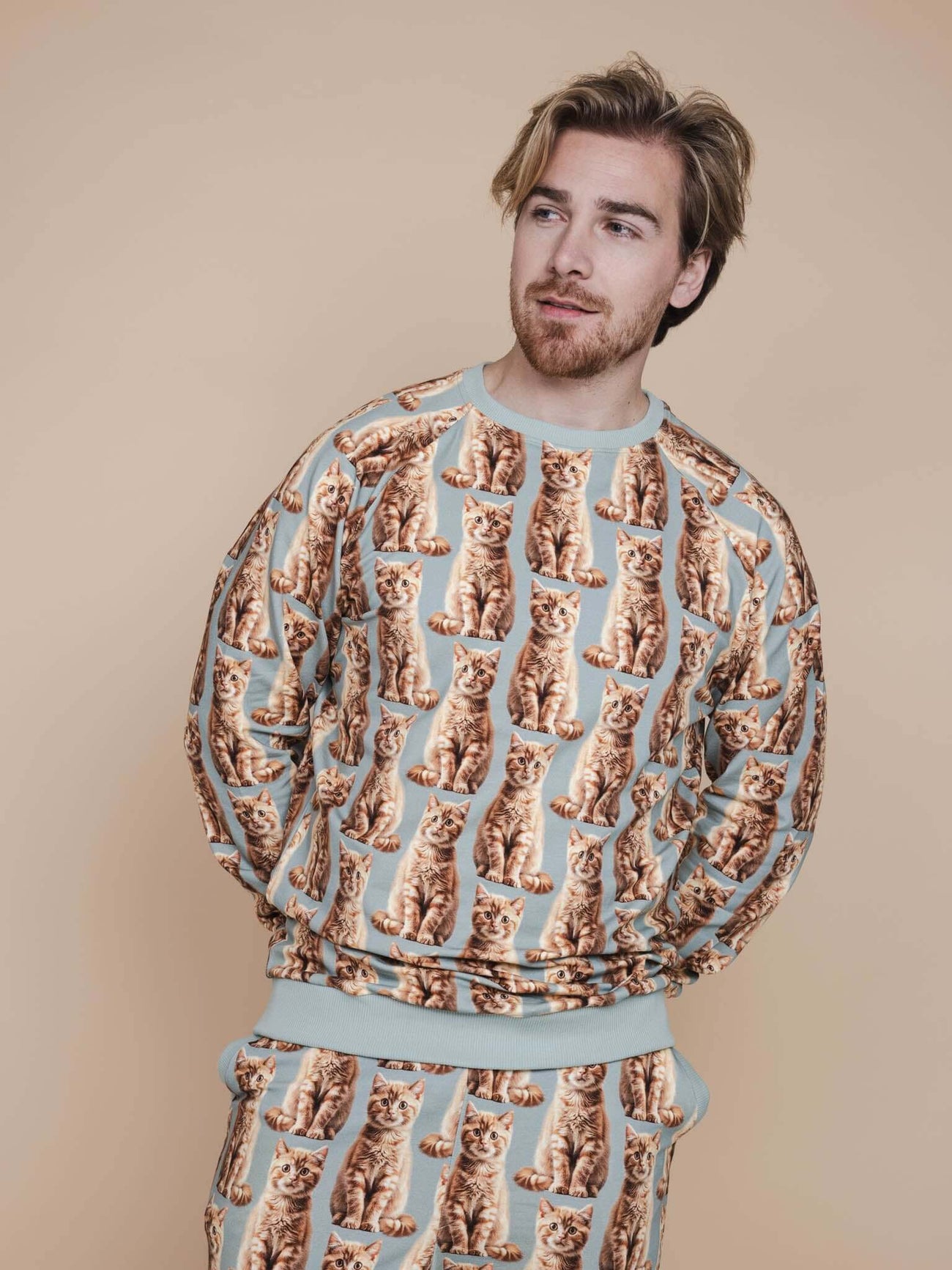 SNURK Bowie Sweater Heren met katjesprint, model met sweater en casual uitstraling.