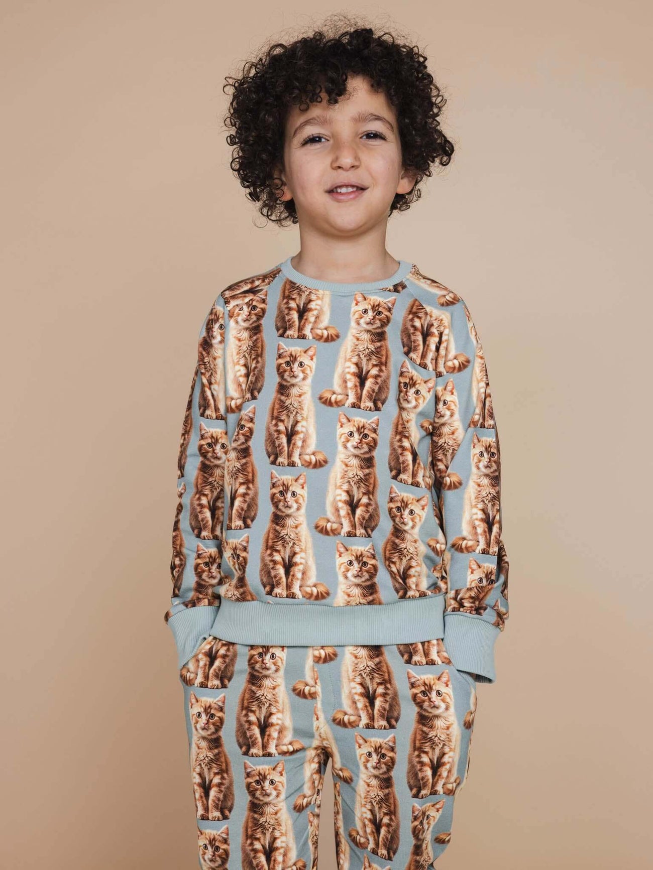 SNURK Bowie Sweater Kids met schattige kattenprint voor kinderen, ontspannen fit en gemaakt van biologische katoen.