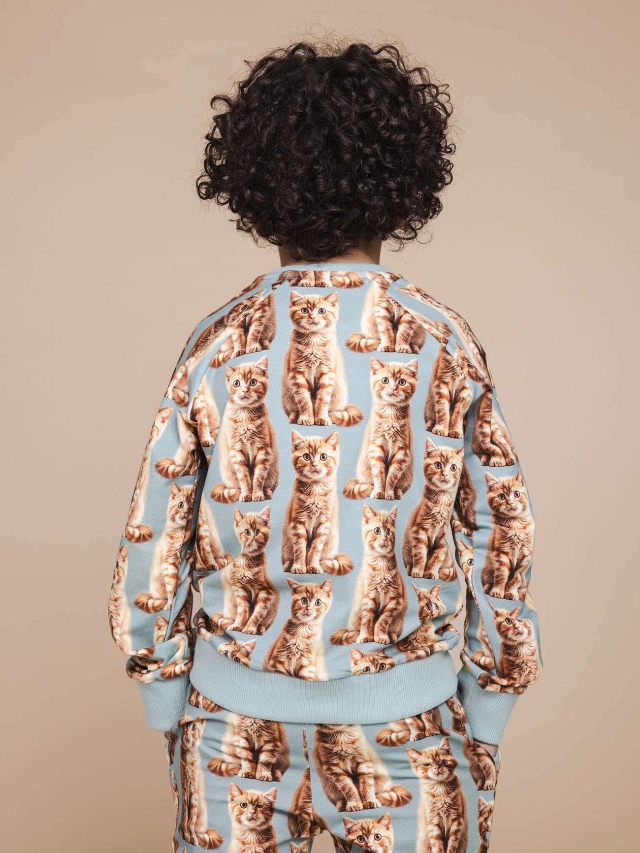 SNURK Bowie Sweater Kids met schattige kattenprint op de achterkant, perfect voor kinderen.