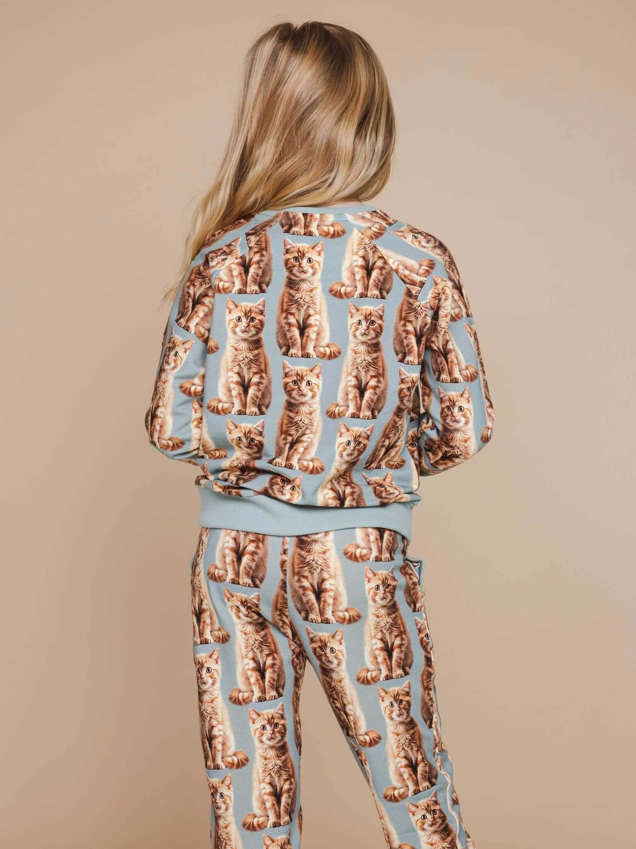 SNURK Bowie Sweater Kids met schattige kattenprint op een meisje in relaxed-fit sweaterstijl.