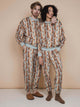 Modelen dragen de SNURK Bowie Sweater Unisex met kattenprint, perfect voor een comfortabele look.