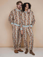 Modelen dragen de SNURK Bowie Sweater Unisex met kattenprint, perfect voor een comfortabele look.