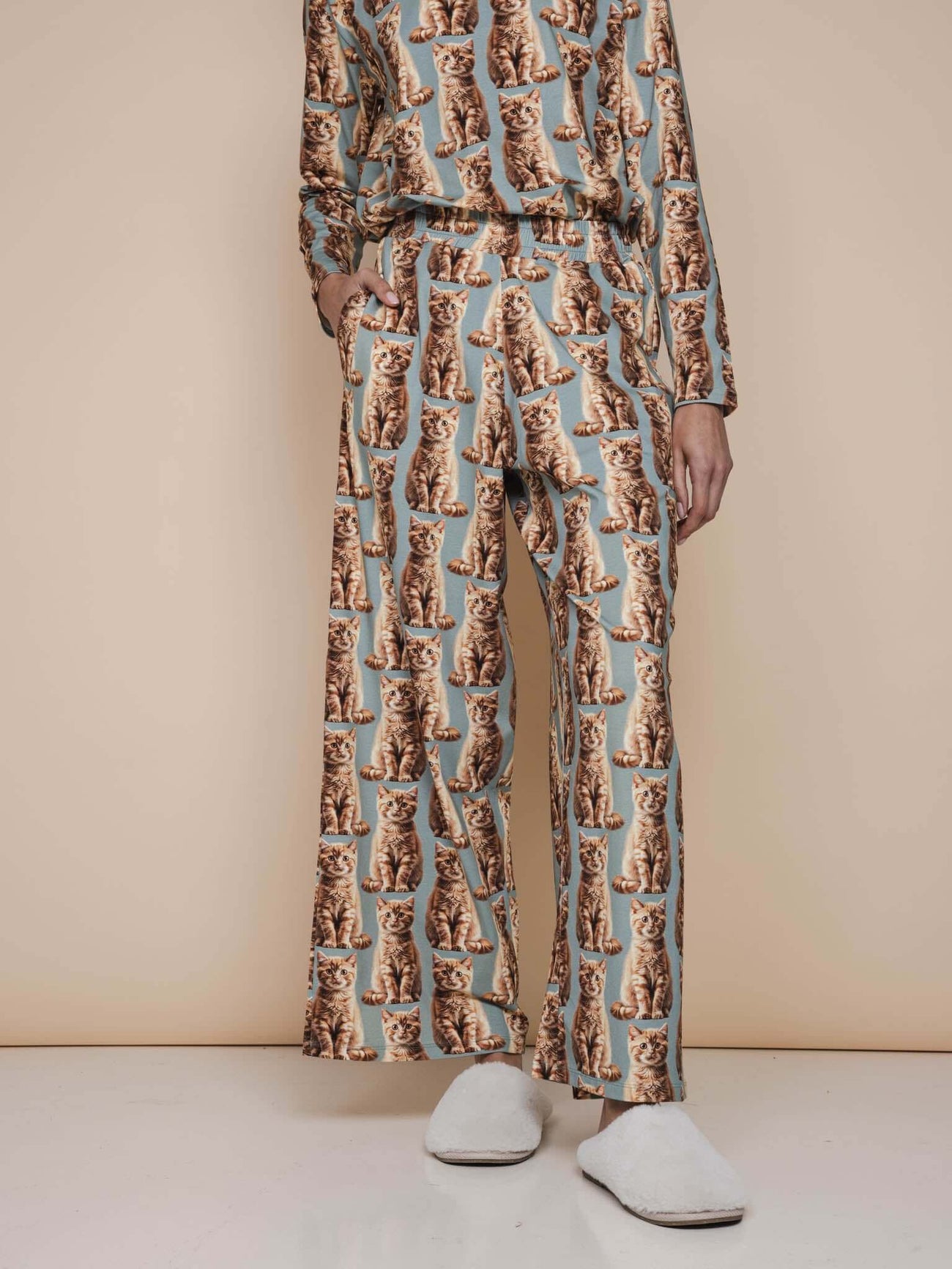 SNURK Bowie Wijde broek Dames met kattenprint, gemaakt van zacht biologisch katoen, relaxte pasvorm.