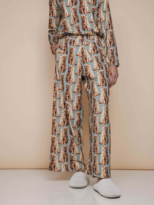 SNURK Bowie Wijde broek Dames met kattenprint, gemaakt van zacht biologisch katoen, relaxte pasvorm.