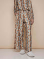 SNURK Bowie Wijde broek Dames met kattenprint, gemaakt van zacht biologisch katoen, relaxte pasvorm.